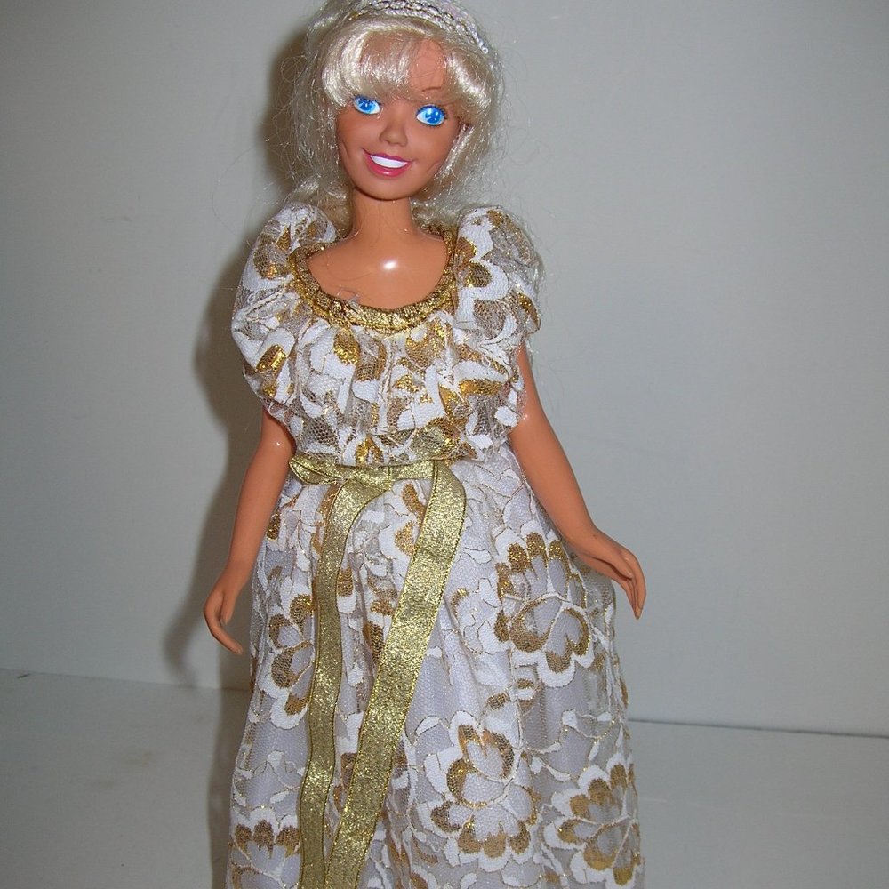 Vintage Barbie Style 15" DOLL w/Beautiful Gold/white Dress w/Stand Clear Cover